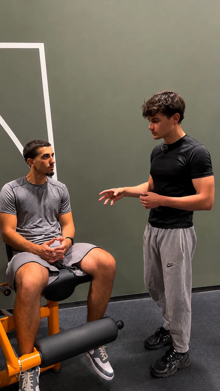 Vladimir échange avec un client lors d'un premier rendez-vous en salle