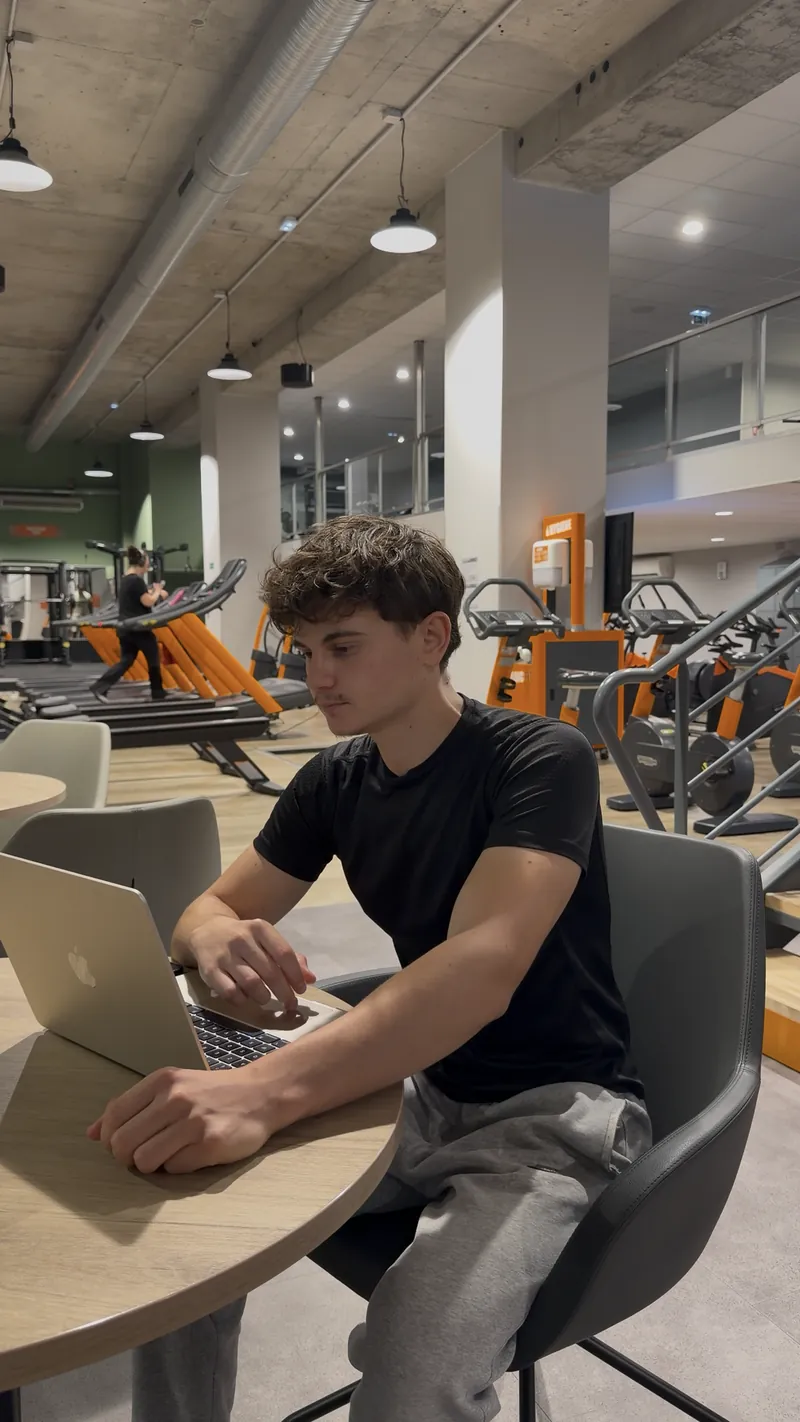 Vladimir suit la progression de ses clients en ligne depuis son ordinateur