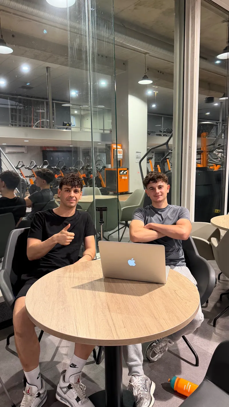 Vladimir et un client autour d'un ordinateur pour choisir une formule de coaching